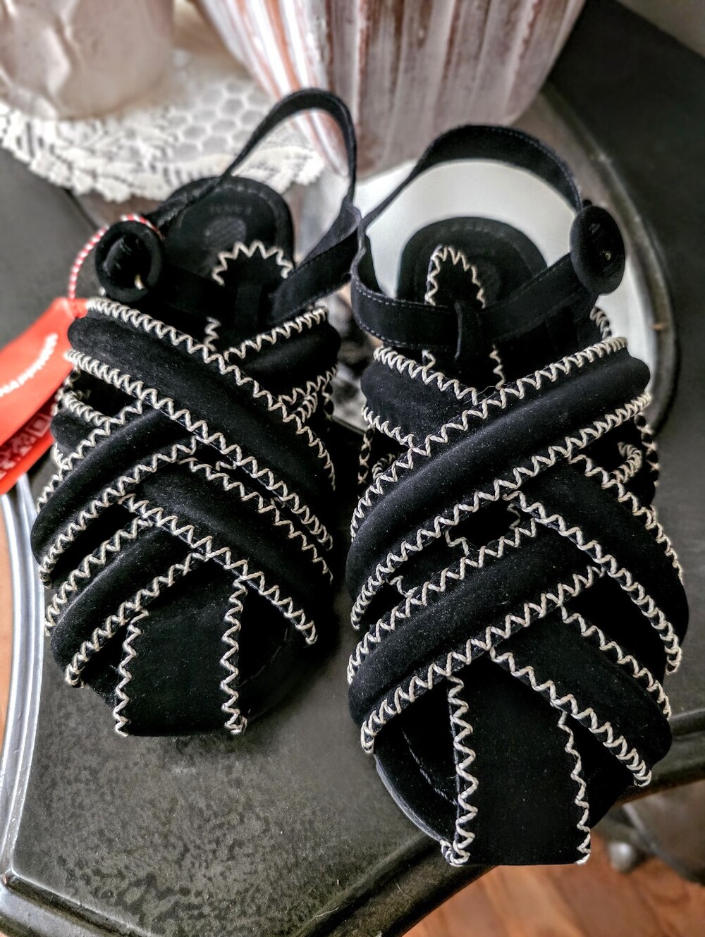 New Farm Rio Black Sandals with white Zigzag Stitching - Size 8.5.